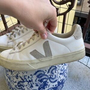 Veja gently used off white sneakers size US 8 EUR 39